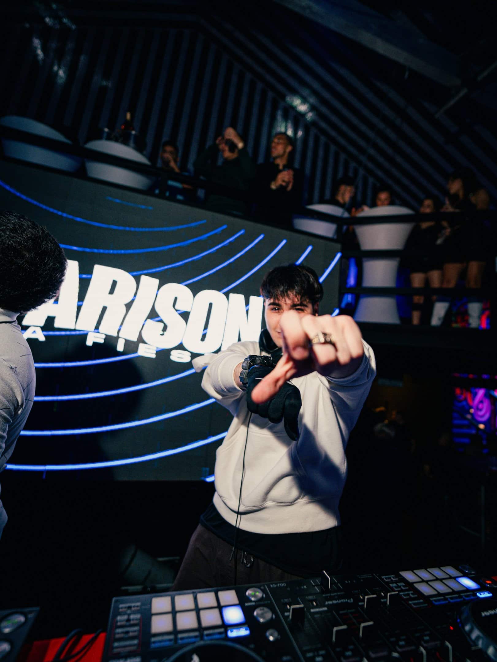 DJ TRICK tocando en Parison